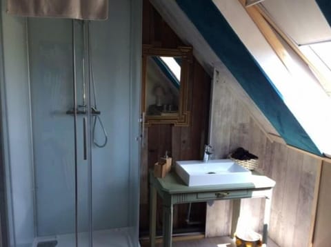 Classic Double Room (La Cabane) | Bathroom | Shower, rainfall showerhead, free toiletries, hair dryer
