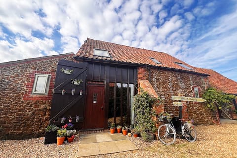 Dog Friendly Family Cottage 2 minutes from our west facing sunset beach