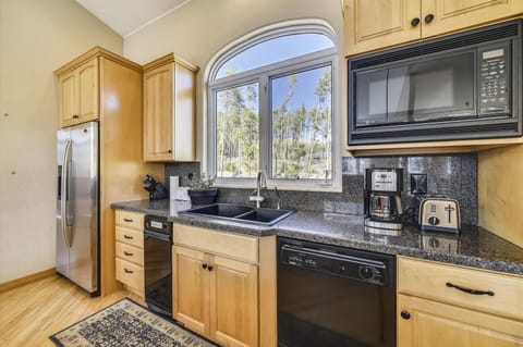 House, 4 Bedrooms | Private kitchen | Cookware/dishes/utensils