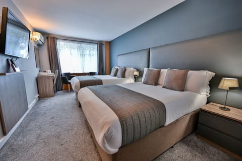 Quadruple Room | Minibar, in-room safe, desk, laptop workspace