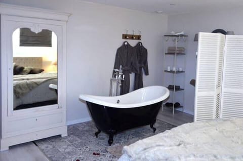 Double Room, 1 Queen Bed, Non Smoking | Deep soaking bathtub