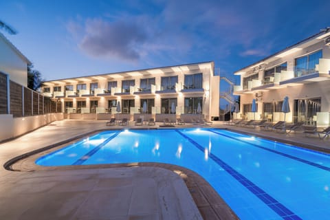 3 outdoor pools, open 10:00 AM to 6:00 PM, pool umbrellas, sun loungers