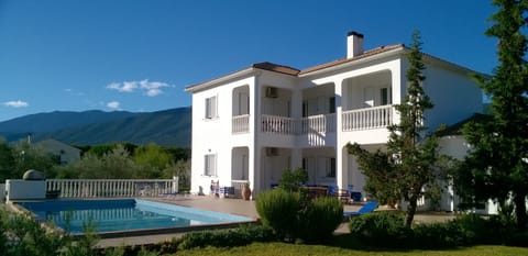 The Walnut Tree villa and pool