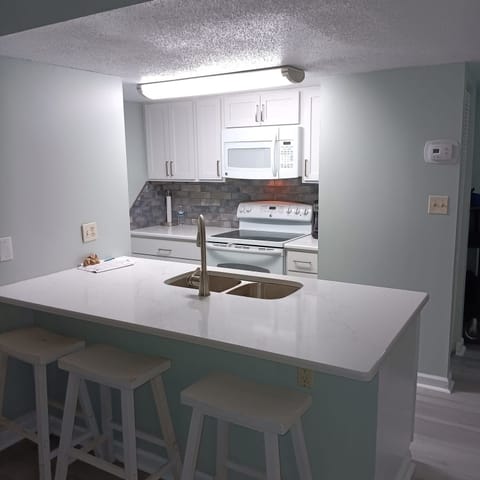 3 bar stools at counter to eat 