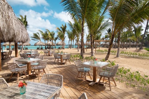 8 restaurants; breakfast, lunch, and dinner served