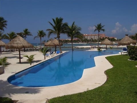 BEAUTIFUL INFINITY POOL ON THE OCEAN!