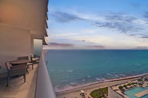  Wrap-around balcony