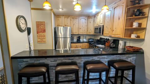 Beaver Creek West Condo G1 kitchen with breakfast bar