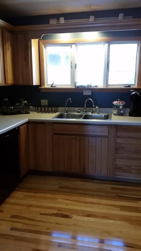 Kitchen area - complete with dishwasher!