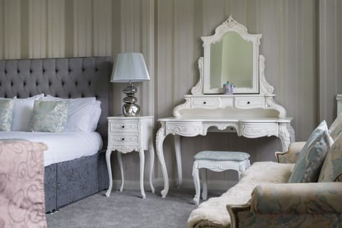 Classic Double Room | Living area | 32-inch TV with digital channels