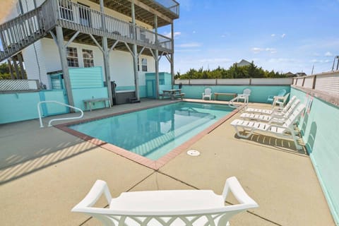 Surf-or-Sound-Realty-257-La-Vida-Loca-Pool-4