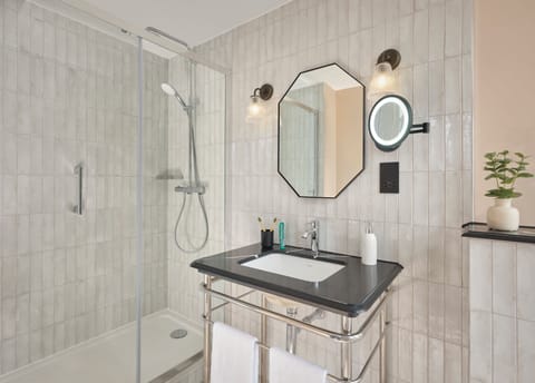 Shower, free toiletries, hair dryer