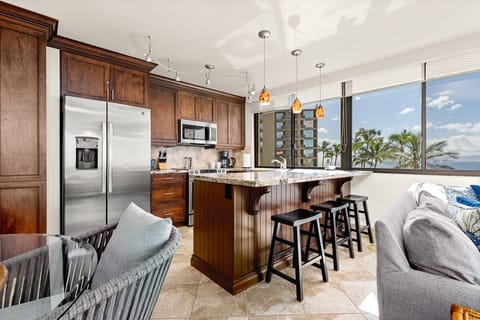 Kitchen peninsula with 6' eating bar + 3 bar stools.