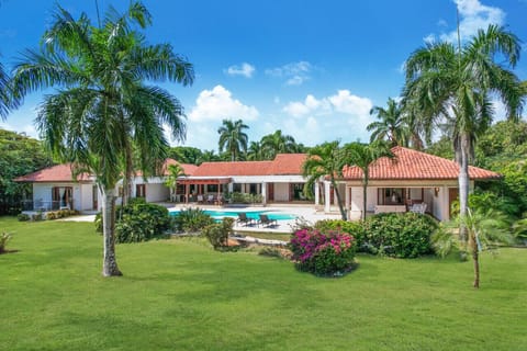 Mangos 11a: view of the property and backyard