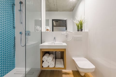 Family Apartment | Bathroom | Shower, free toiletries, hair dryer, towels
