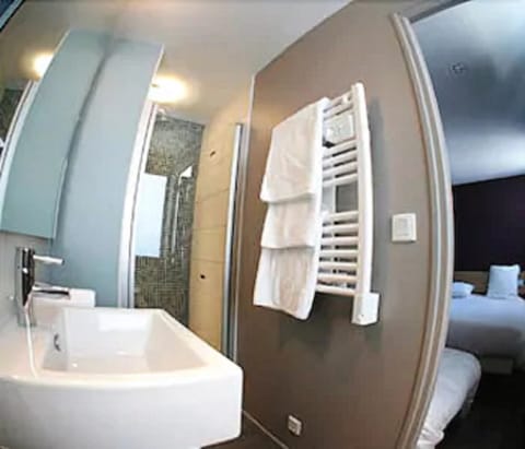 Comfort Double Room | Bathroom sink
