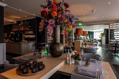 Breakfast, lunch, dinner served; international cuisine 