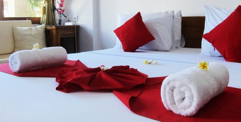 Romantic Double Room, 1 Queen Bed with Sofa bed, Bathtub | In-room safe, soundproofing, free WiFi, bed sheets