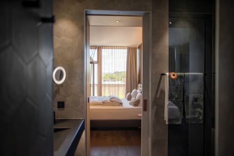 1 bedroom, premium bedding, down comforters, Select Comfort beds