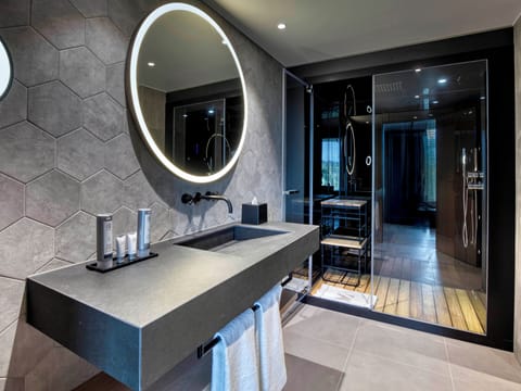 Comfort Double Room, 1 King Bed, Non Smoking | Bathroom | Shower, rainfall showerhead, designer toiletries, hair dryer