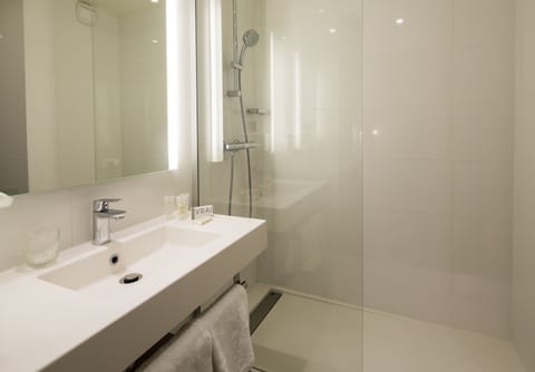 Double Room (with Air conditioning) | Bathroom | Eco-friendly toiletries, hair dryer, towels, soap
