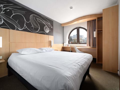 Standard Room with 1 Double Bed - Harbour view | In-room safe, desk, iron/ironing board, free cribs/infant beds