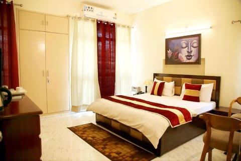 Deluxe Double or Twin Room, 1 Bedroom, Smoking | Pillowtop beds, desk, laptop workspace, soundproofing