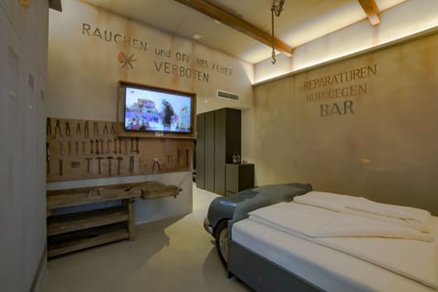 Themenzimmer | In-room safe, blackout drapes, soundproofing, iron/ironing board