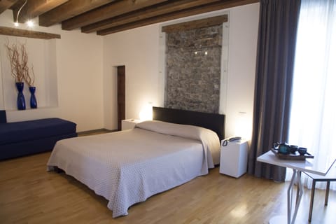 Junior Suite | Minibar, desk, free cribs/infant beds, free WiFi