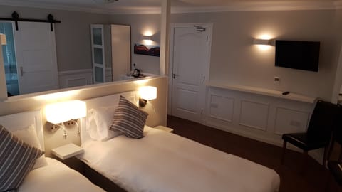 Family Junior Suite | Premium bedding, minibar, blackout drapes, soundproofing