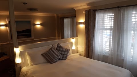 Family Junior Suite | Premium bedding, minibar, blackout drapes, soundproofing