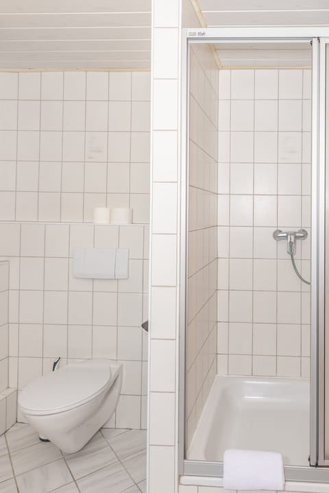 Standard Double or Twin Room | Bathroom | Shower, hair dryer, towels