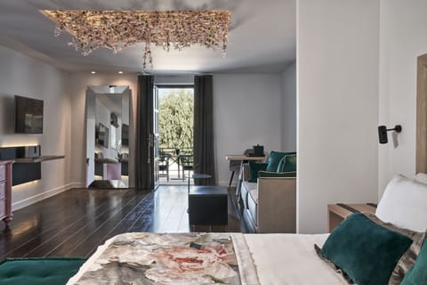 Junior Suite, 1 King Bed | Free minibar items, in-room safe, desk, blackout drapes