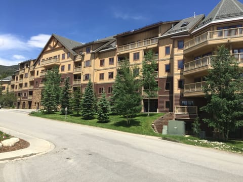 Red Hawk Bldg with private ski lockers & heated underground parking