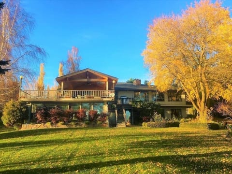 Flathead Lake Retreat - Front Lawn.
