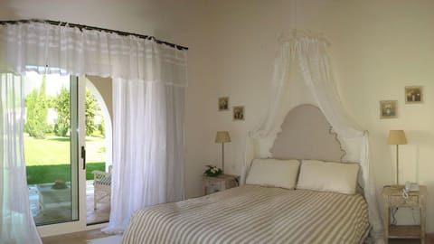 Double Room, Garden View | Minibar, desk, soundproofing, free cribs/infant beds