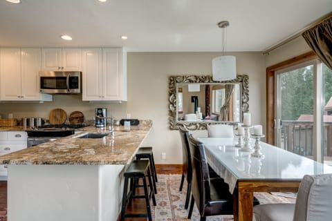 Dining Room (upstairs) seats (8-9) w bench