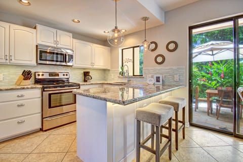 Full Kitchen, Granite counter tops