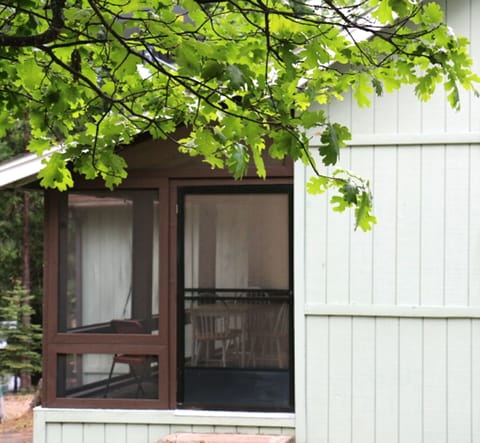 Oak Wood Cabin has a nice Screened Porch!