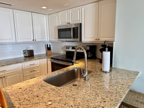 Remodeled Kitchen w/New Smooth Surface Range and Dishwasher