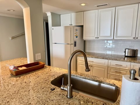 Remodeled Kitchen w/Granite Countertops, Large Single Bowl Sink, New Cabinetry