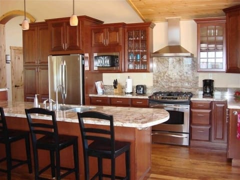 Gourmet kitchen with 2 ovens