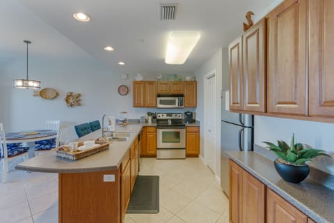 Fully stocked kitchen with modern amenities