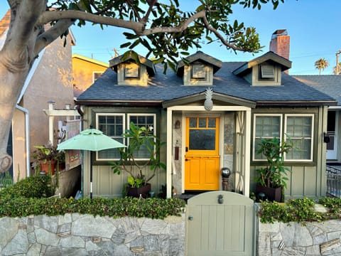 Pineapple Bungalow, just steps to the Pacific Ocean. 🌊🌊🌊🌊🌊🌊🌊🏠