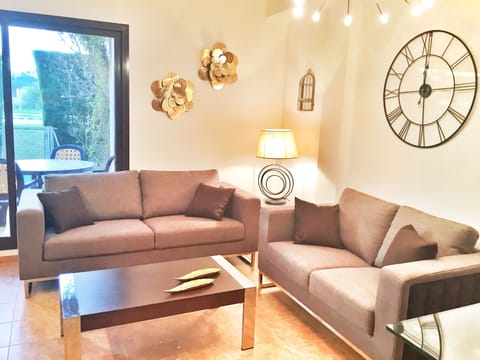 Large Living/Dinning Room 
30 meters 
It opens to the private patio and garden