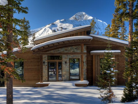 MVC Speaking Eagle, Exterior