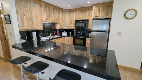 Beaver Creek West Condo U-1 kitchen with breakfast bar