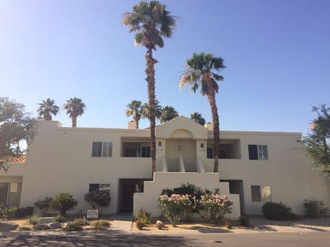 Upstairs unit a short walk to Indian Wells Tennis Garden 