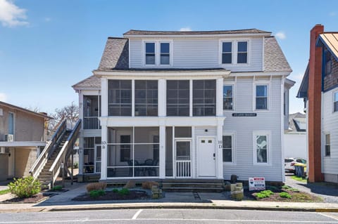 Welcome to 10 Hickman St. Unit B!