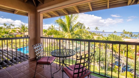 Stunning panoramic views of the ocean and Ekahi Village grounds from the lanai!